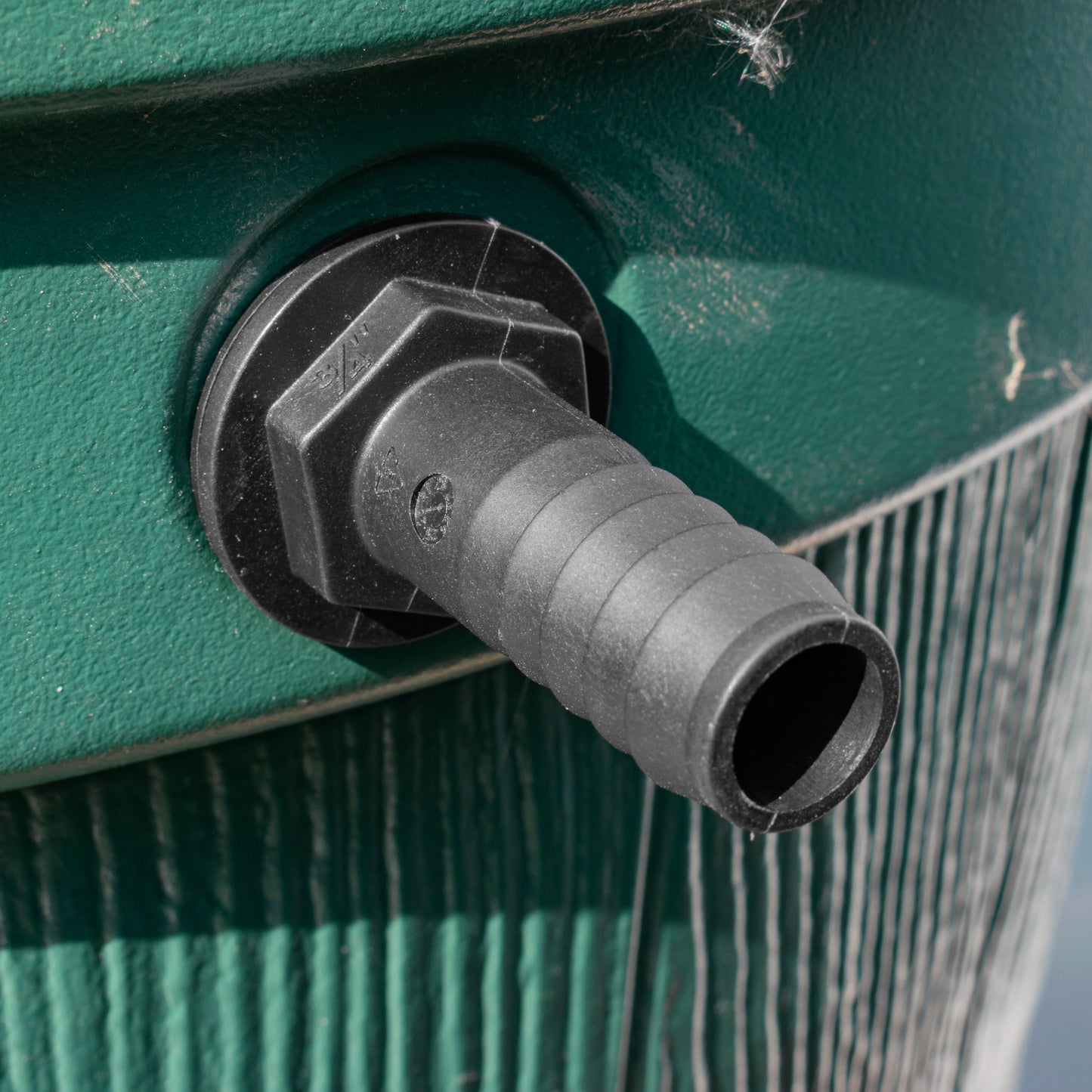 Schwarzer 32-mm Schlauchstutzen am Wasserfassanschluss, mit Verriegelung