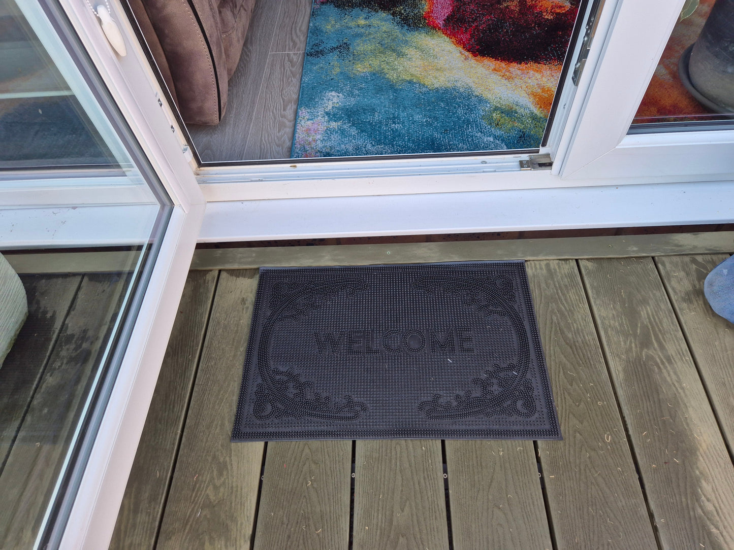 Rubber doormat 60 x 40 cm with raised “WELCOME” lettering on textured grid