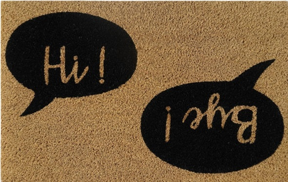 Doormat 60x40 cm en felpa marrón con burbuja “Hi!” y “Bye!” en negro