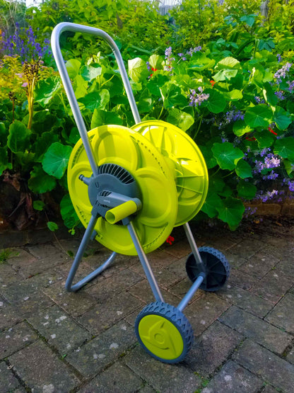 Schlauchaufroller-Wagen mit limonengrüner Trommel und ausziehbarem Schlauch, 50 m