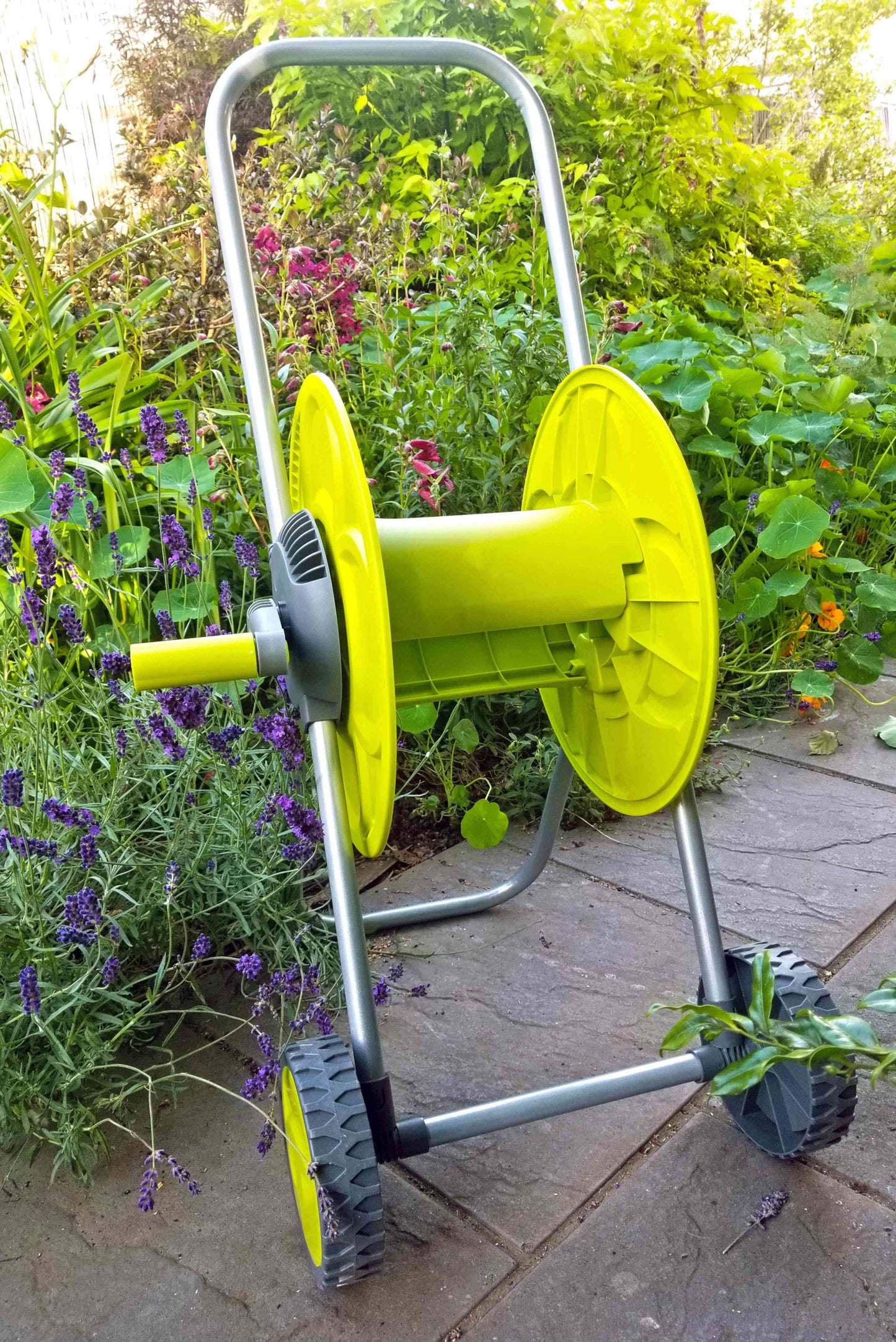 Hose Reel Eco: limonengrüne Trommel auf Stativwagen, seitliche Ansicht, 50 m