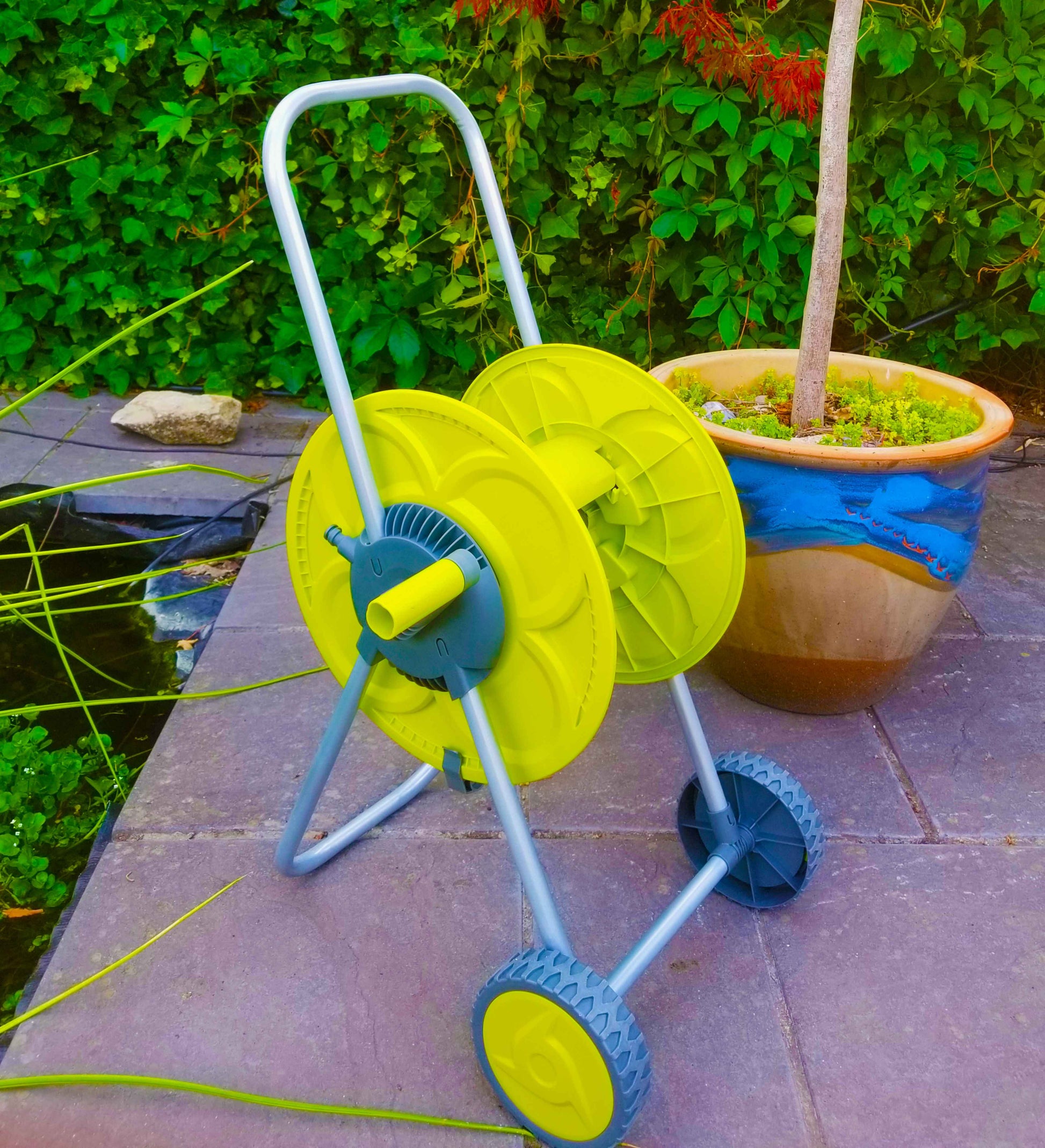 Schlauchaufroller Eco mit limonengrünem Schlauch, große Trommel und Räder, 50 m