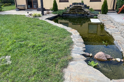 EPDM-Teichliner im Teich, rechteckig mit überlappendem Rand und Steinkante