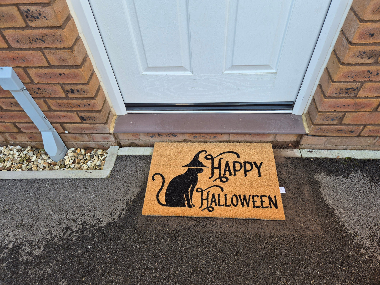 Hellbraune Fußmatte „Happy Halloween“ mit schwarzer Katzen-Silhouette