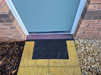 Black rubber doormat 60x40cm with flower and 'WELCOME' on entryway