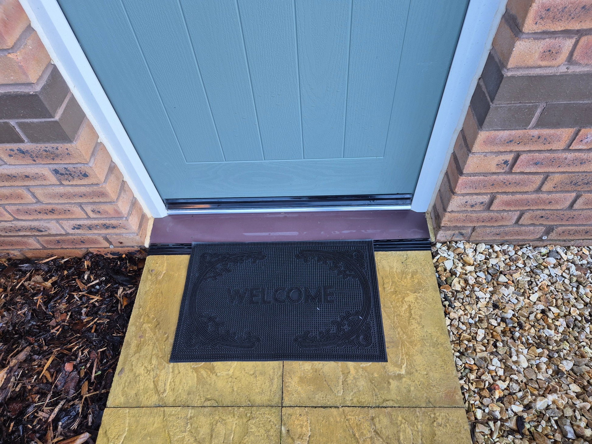 Rubber welcome mat, 60 x 40 cm, dark surface with embossed “WELCOME”