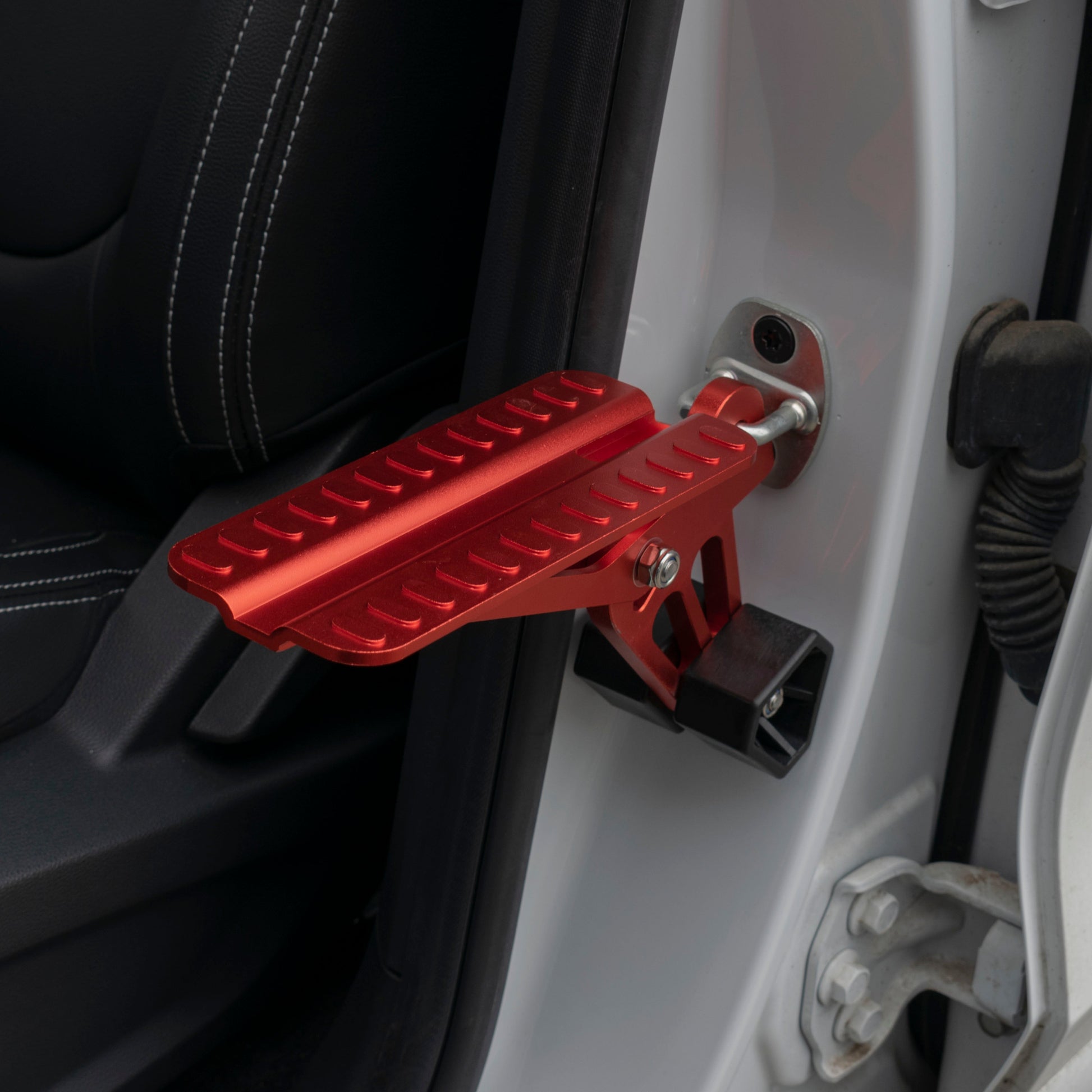 Car Door Step Type D orange mit rutschfester Trittfläche, am Türholm montiert