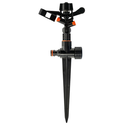 Pulsierender Rasensprenger mit Sprühkopf oben und Erdspieß unten, orange Details am Mechanismus