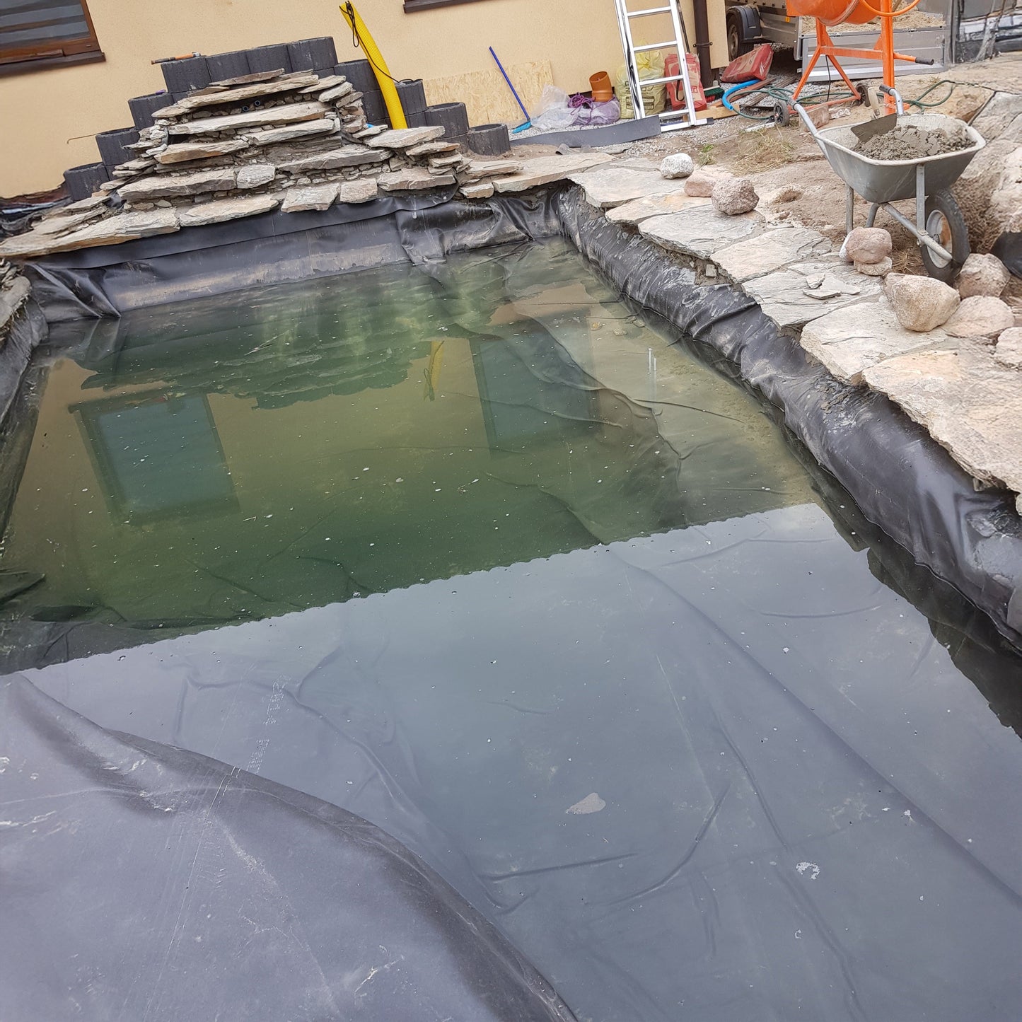 EPDM-Pondliner mit Unterlage, schwarzes Linerblatt über Teichboden und Seiten