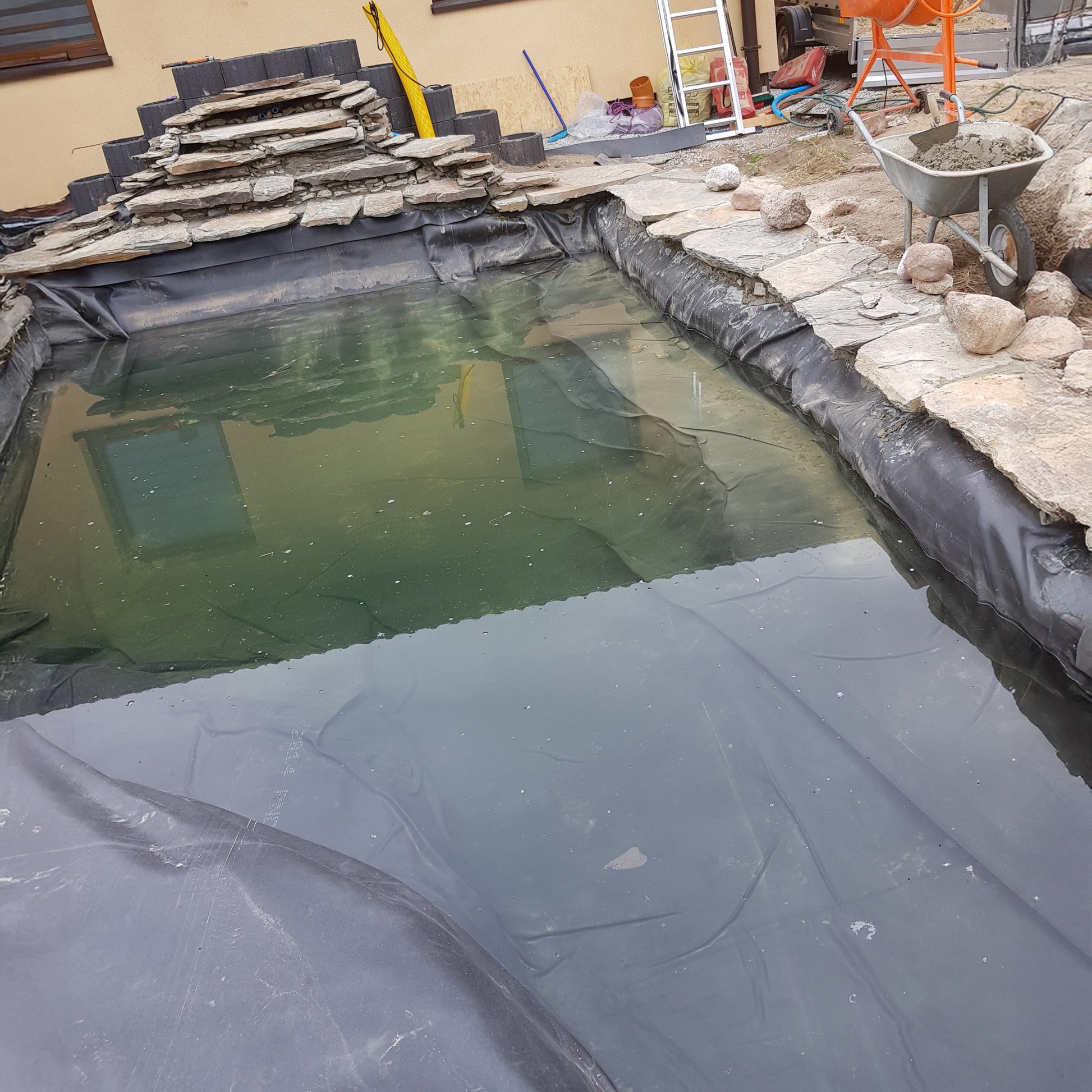 EPDM-Pondliner mit Unterlage, schwarzes Linerblatt über Teichboden und Seiten