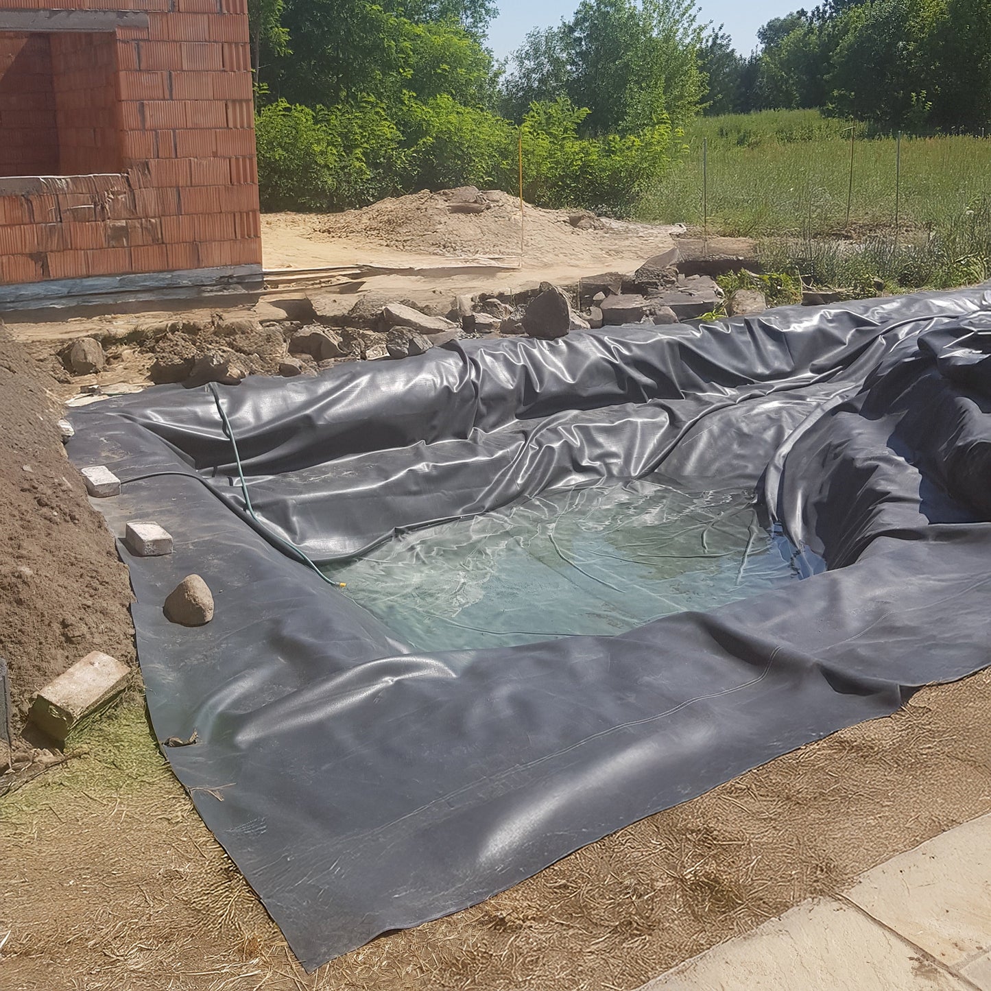 900gsm EPDM pond liner with underlay, dark grey sheet on pond base