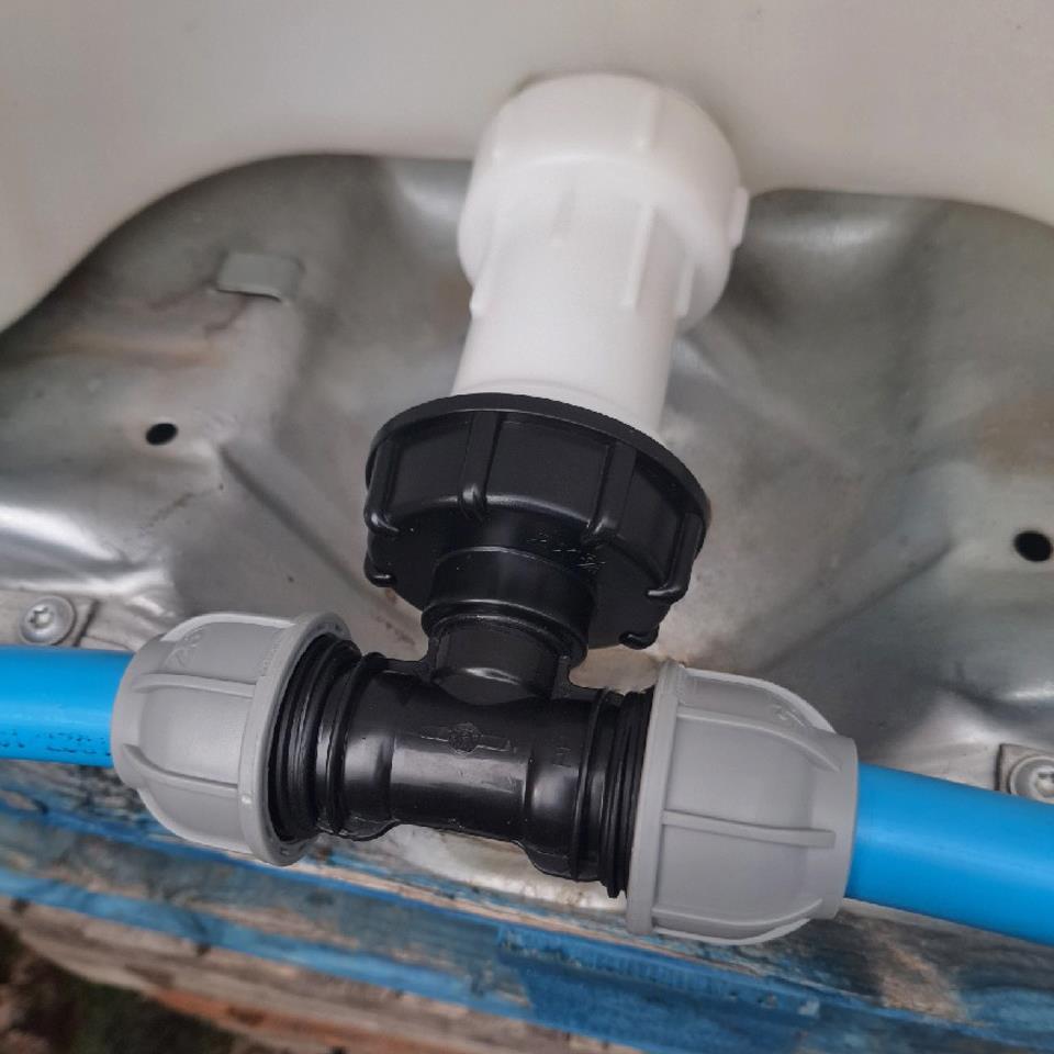 IBC extender with 2 in S60X6 cap and 32mm MDPE tee, assembled connectors