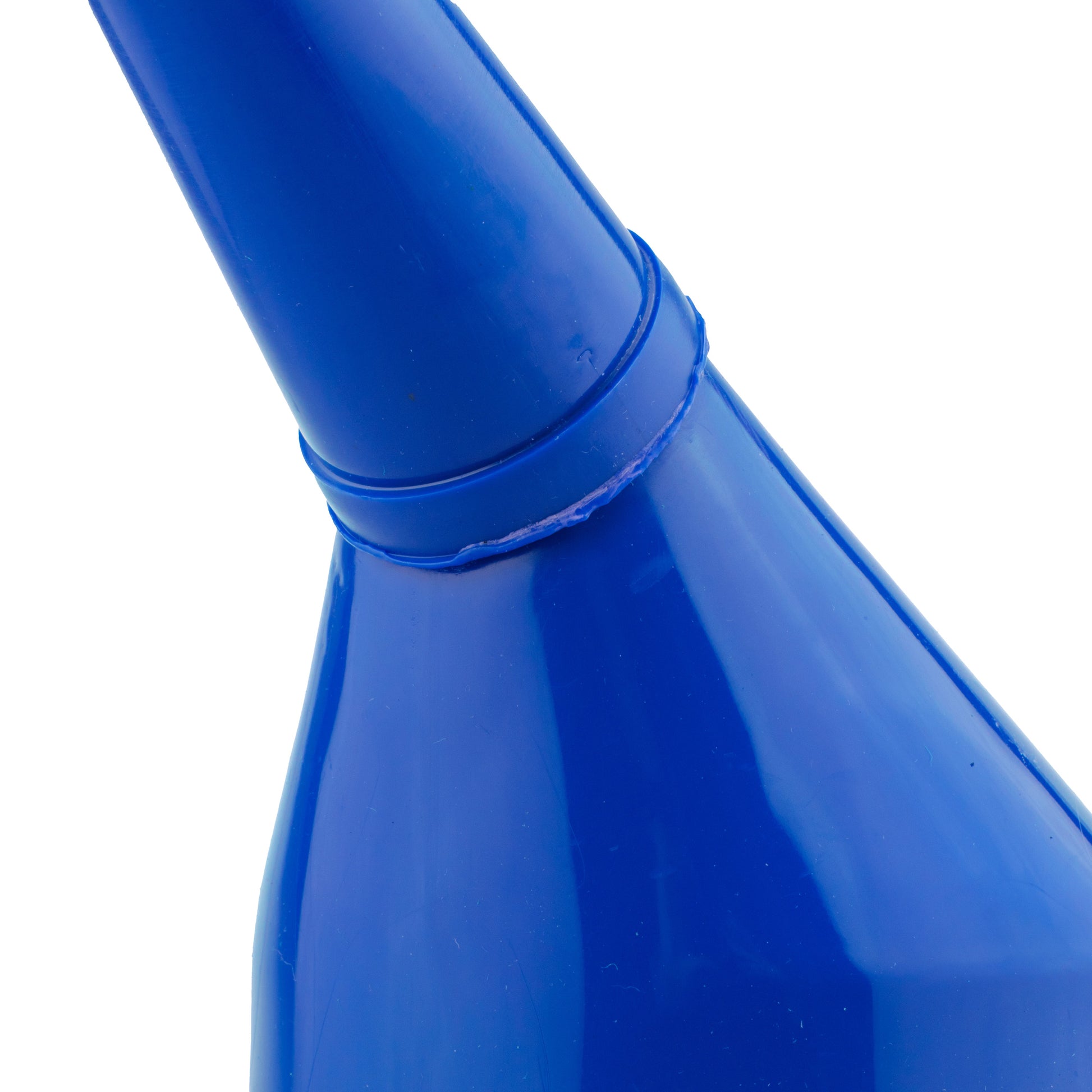 Blauer Kraftstofftrichter mit Filter, Nahansicht Übergang zwischen Rohr und Trichter