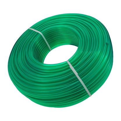 Grünes halbtransparentes PVC-Rohr, aufgewickelte Rolle mit weißem Spanngurt