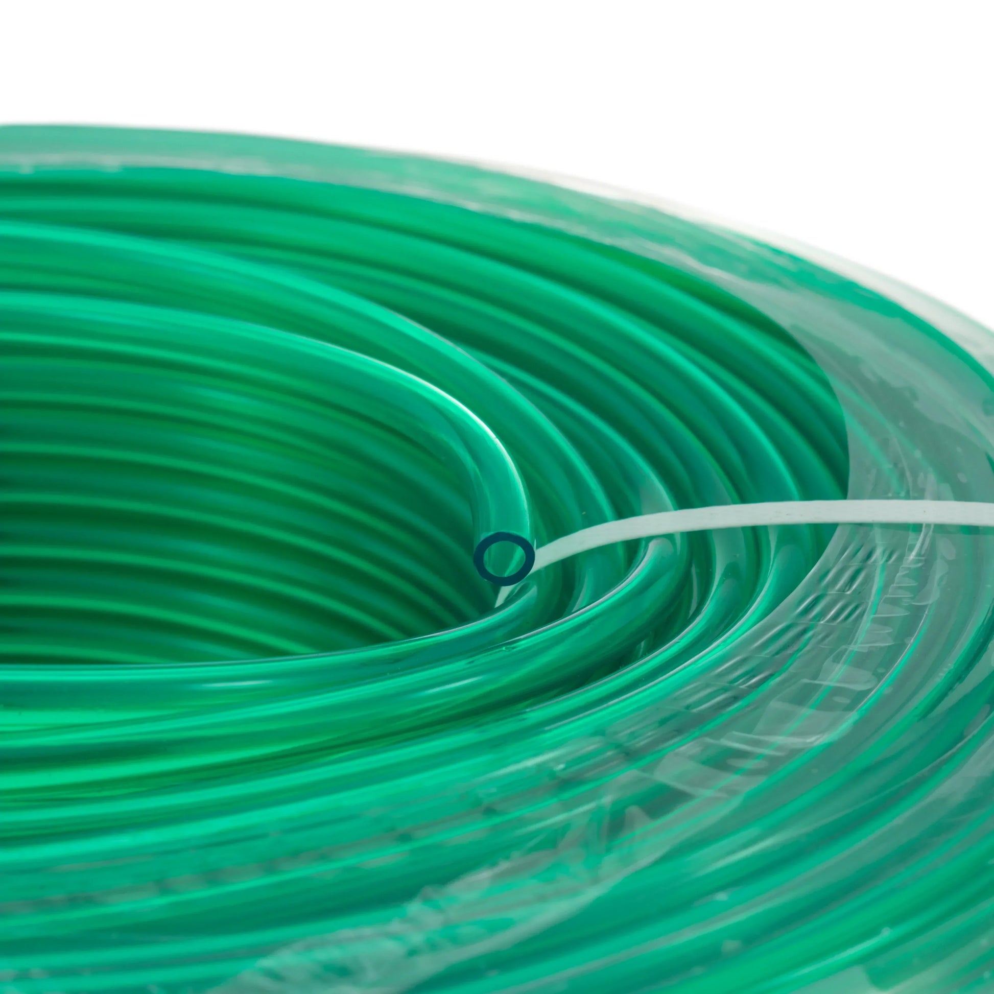 Nahaufnahme: halbtransparentes grünes PVC-Rohr, Wicklung mit weißer Klammer