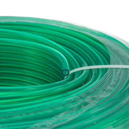 Nahaufnahme: halbtransparentes grünes PVC-Rohr, Wicklung mit weißer Klammer