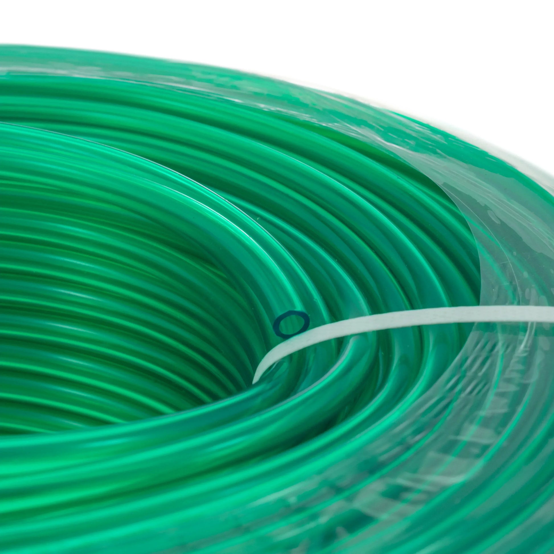 Detailansicht: grünes halbtransparentes PVC-Rohr auf Spule, dichte Wicklungen