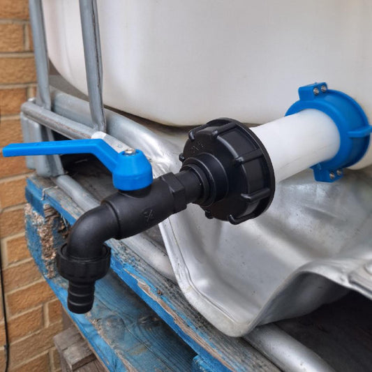 IBC S60x6 Schwenk-Adapter mit blauem Anschluss, schwarzem Körper und 1/2” Barb