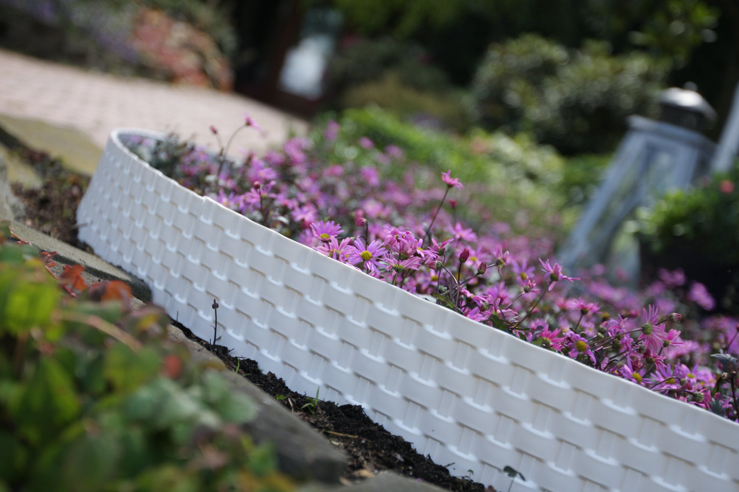 Kunststoff-Lawn-Edging mit rattanartiger Optik, gewellte Oberkante entlang des Beets