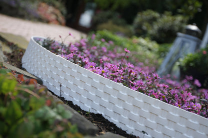 Kunststoff-Lawn-Edging mit rattanartiger Optik, gewellte Oberkante entlang des Beets