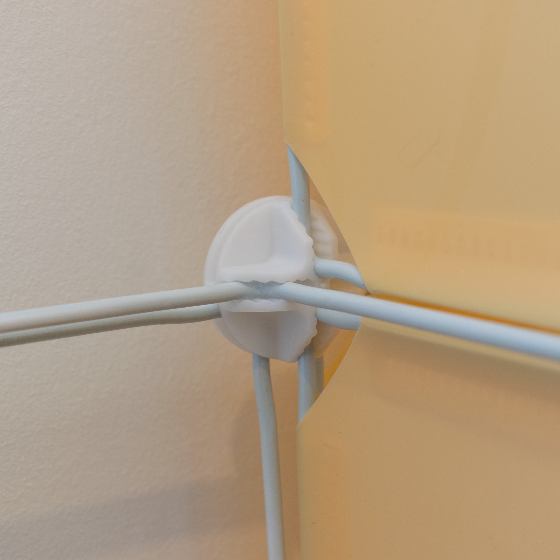White half-snap connector secured on a bar end