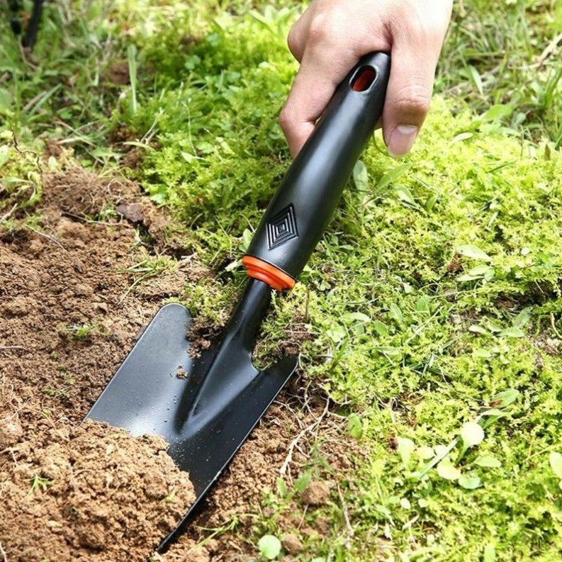 Wide Spade DE LUXE schwarze Schaufel mit orangefarbenem Ring am Stiel und ergonomischem Griff.