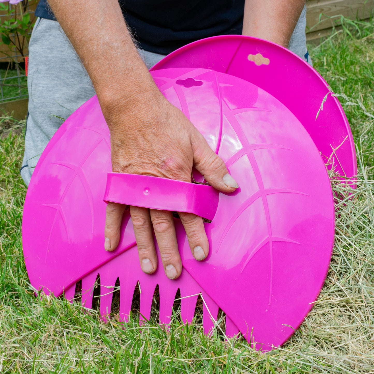 Pink leaf grab garden cleaning scoop with rake teeth and hand handle