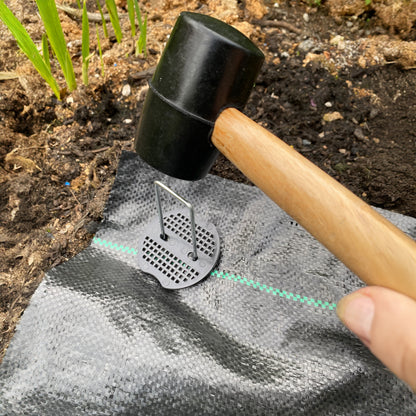 Unkrautvlies-Befestigungsnagel mit Hammer: Scheibennagel im Boden