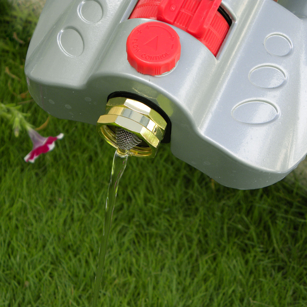 Turbo-Oszillationssprinkler mit Metall-Düse und austretendem Wasserstrahl