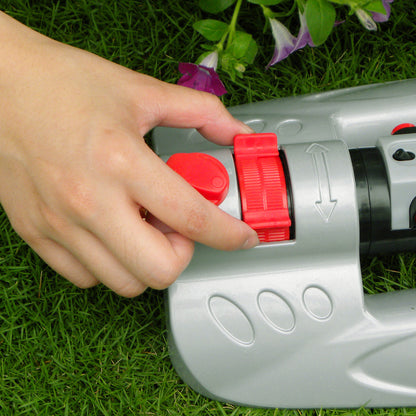 Turbo-Oszillationssprinkler: Hand stellt roten Drehregler am Mittelteil ein