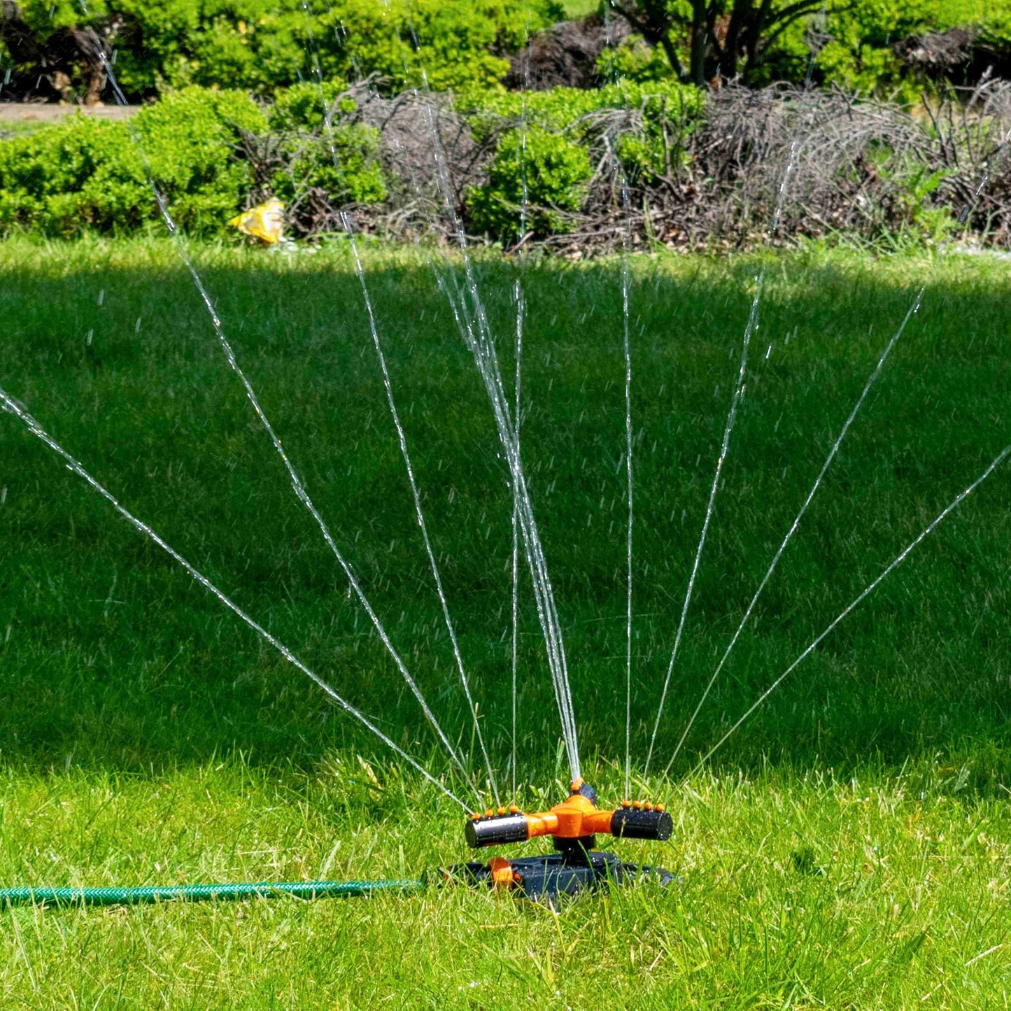 3-Arm Rotationssprinkler sprüht mehrere feine Wasserstrahlen