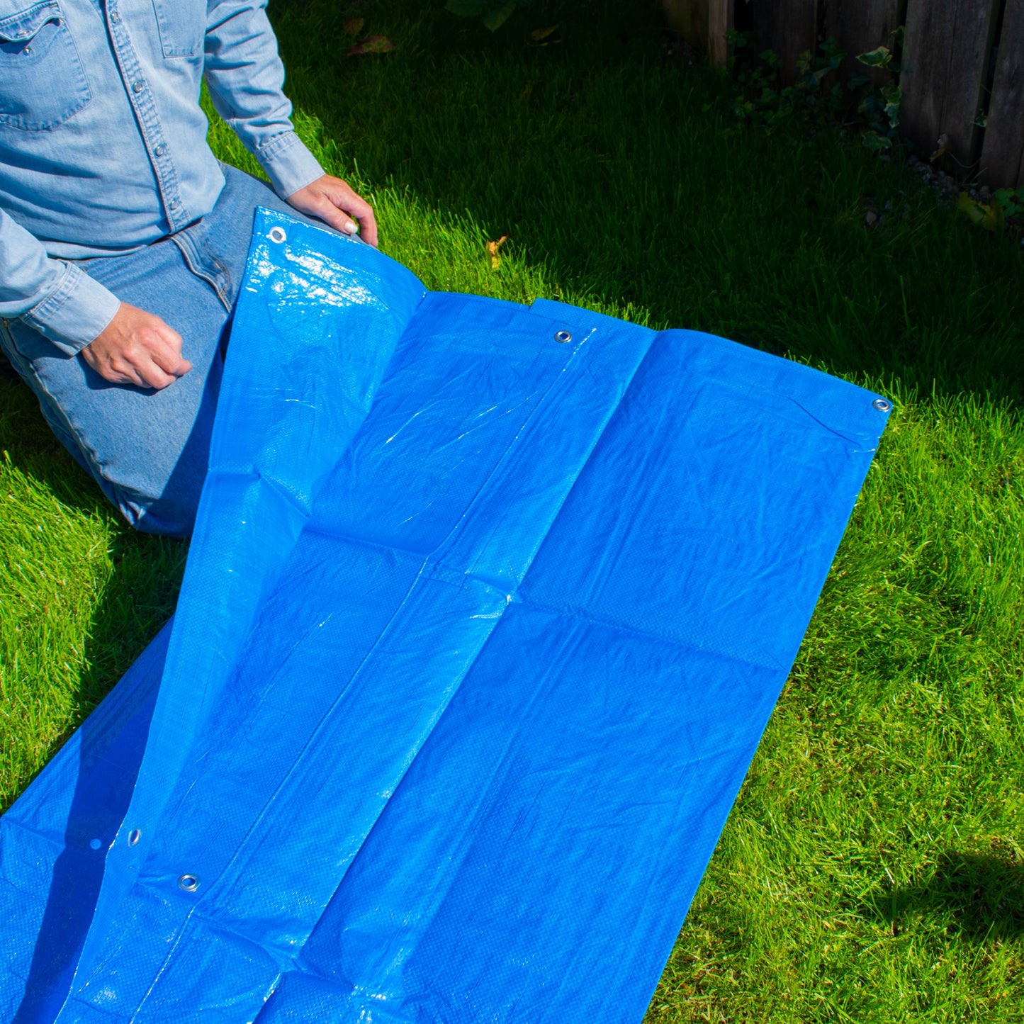 Blue tarpaulin sheet with metal grommets, 1.5m x 6m