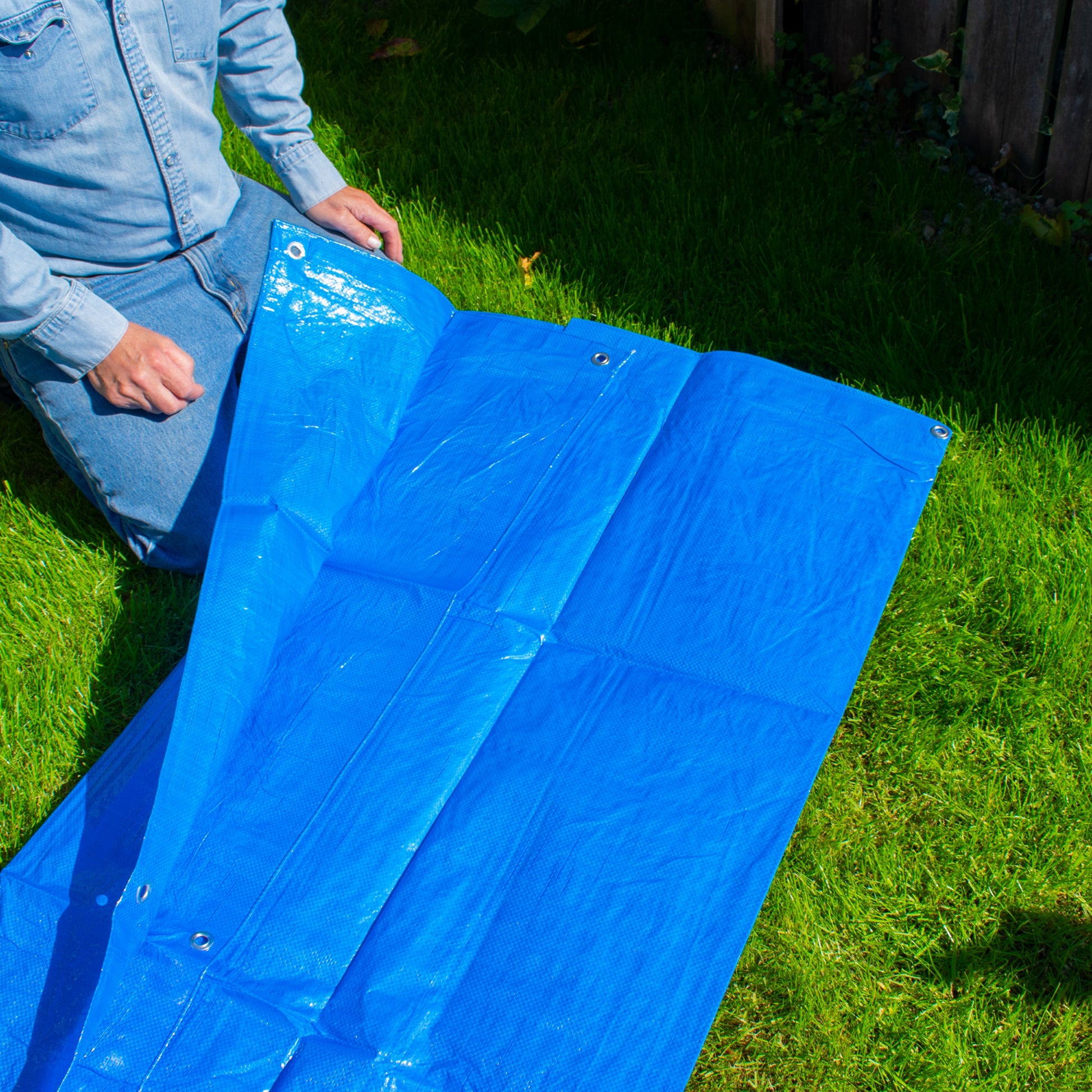 Blue tarpaulin sheet with metal grommets, 1.5m x 6m