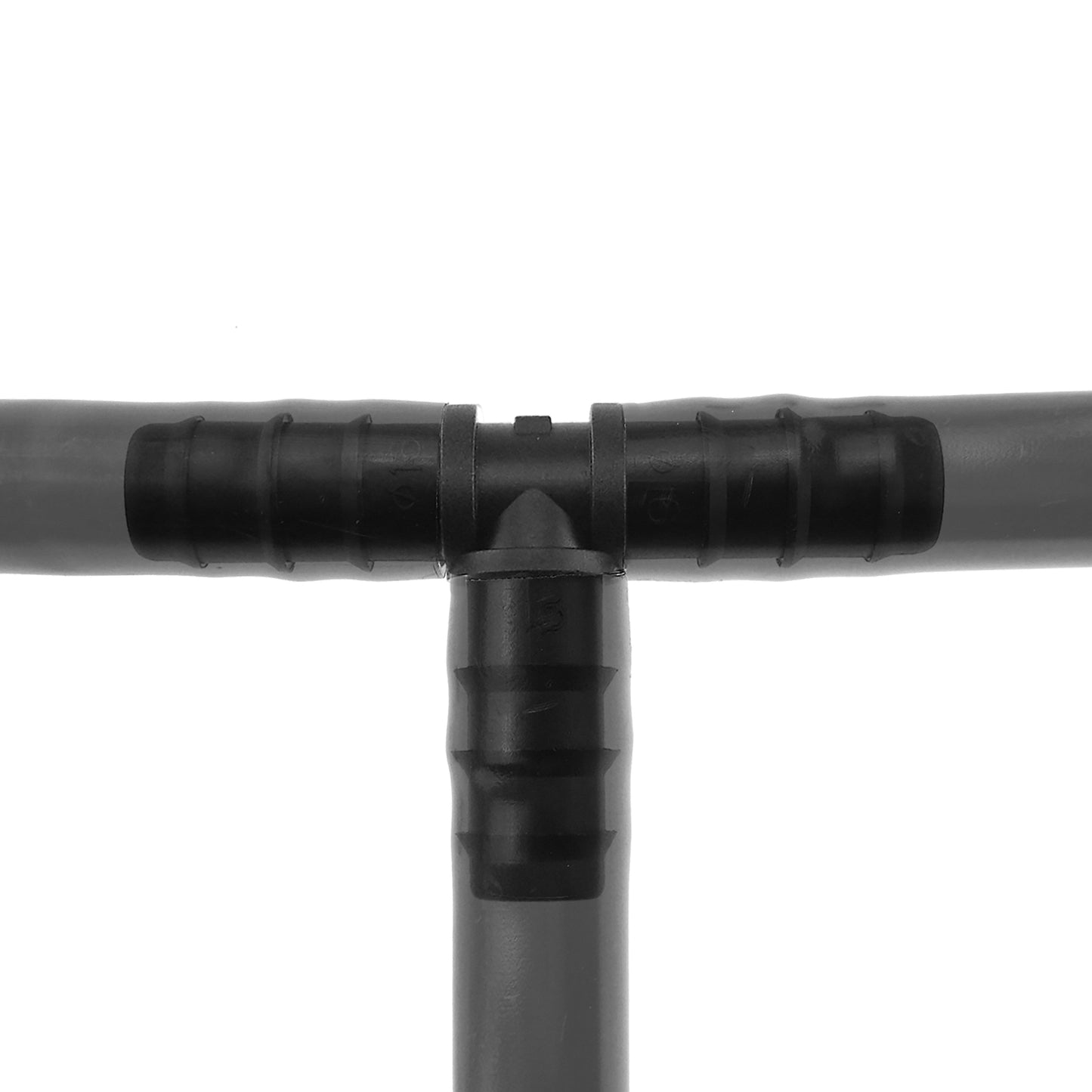 Schwarzes 1/2" Barb-T-Stück Detail am Kreuzpunkt der Rohrverbindung