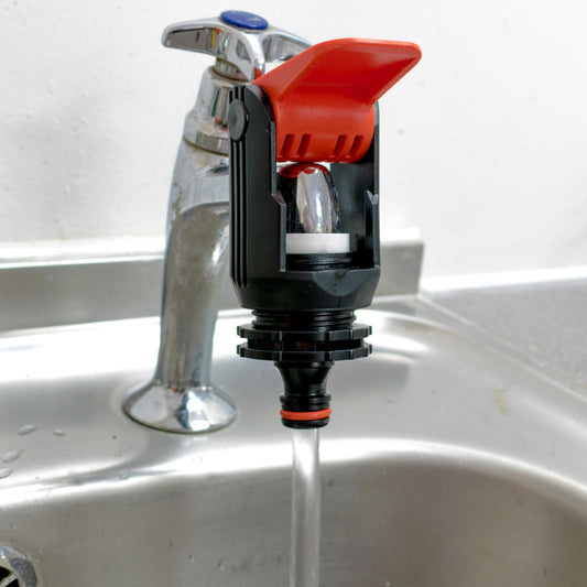 Küchenarmatur-Adapter in Rot/Schwarz, eingesetzt am Wasserhahn-Anschluss