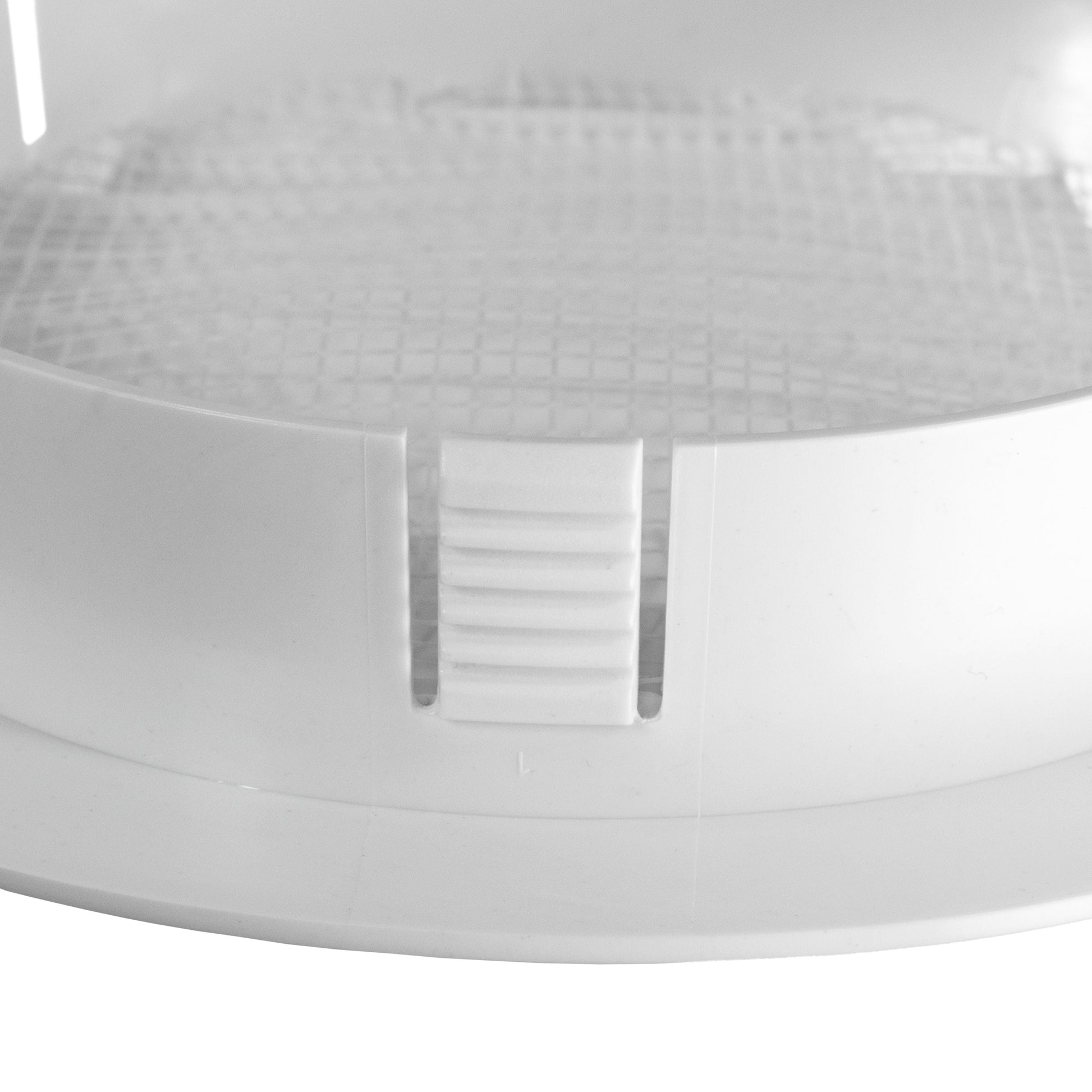 Louvre Vent KRO 125 with fly mesh, close-up of white removable mesh insert tabs