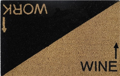 Doormat 'Wine Work' schwarz/beige, Teilansicht mit WINE- und WORK-Text