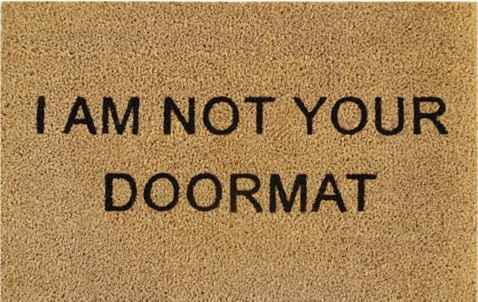 Doormat mit Schriftzug „I AM NOT YOUR DOORMAT“ in schwarzer Typografie auf braunem Grund