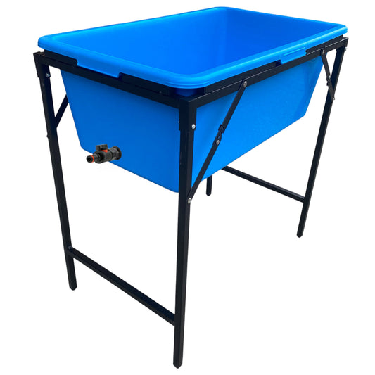 Blaue Hundebadewanne mit schwarzem Standgestell und Ablassventil, eckige Wanne