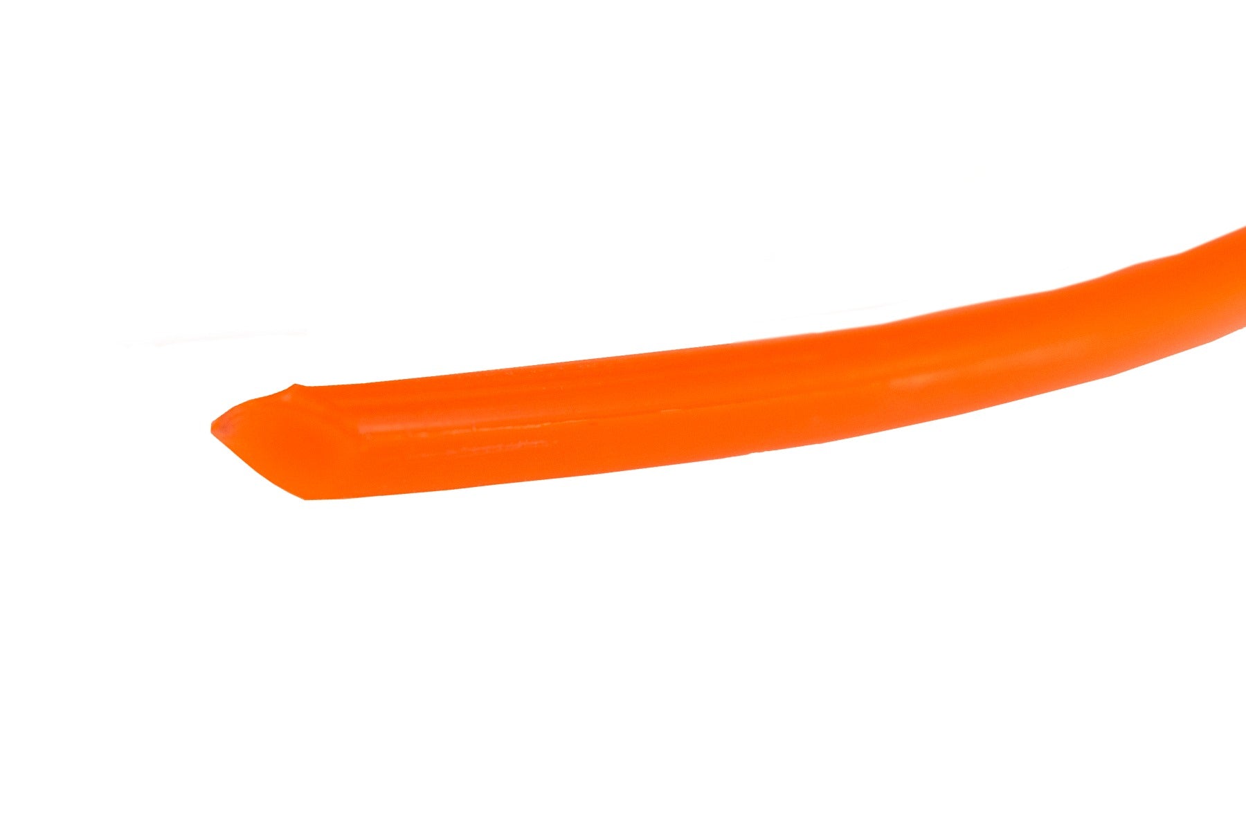 Nahaufnahme: orange eckige Strimmer Line mit zugespitztem Ende
