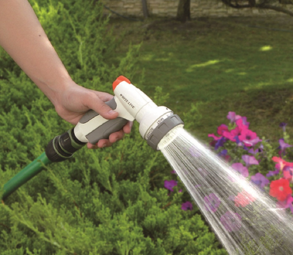 Hand hält den weißen Water Sprayer am Schlauch, Sprühstrahl nach vorn