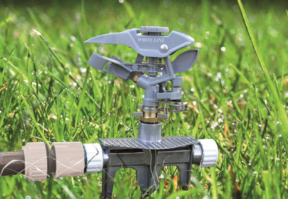 Pulsating lawn sprinkler with White Line cover and metal fittings, on grass