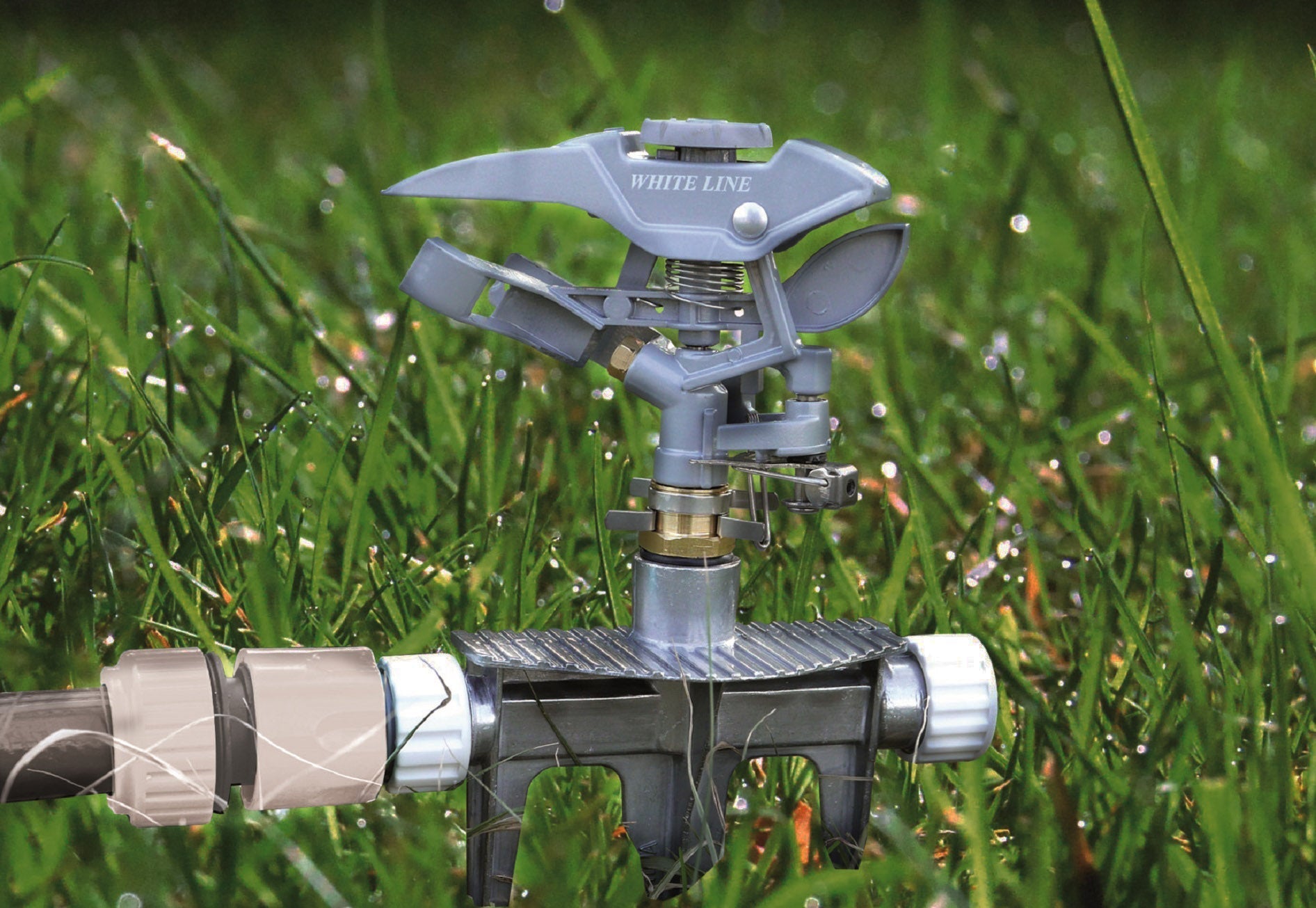 Pulsating lawn sprinkler with White Line spray head on a metal base