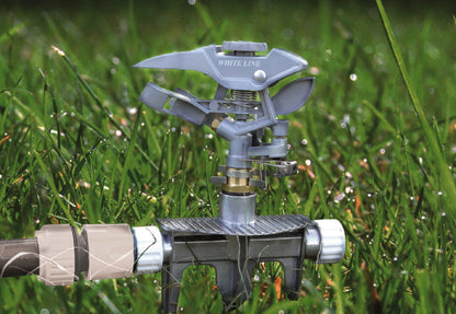 Pulsating lawn sprinkler with White Line spray head on a metal base